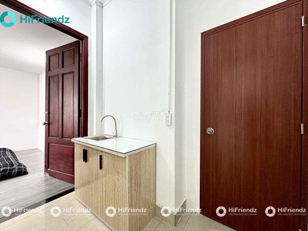 Two bedrooms. Five or six people close totte.