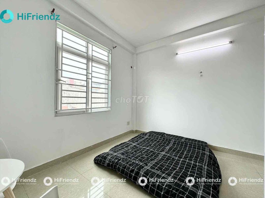 Two bedrooms. Five or six people close totte.