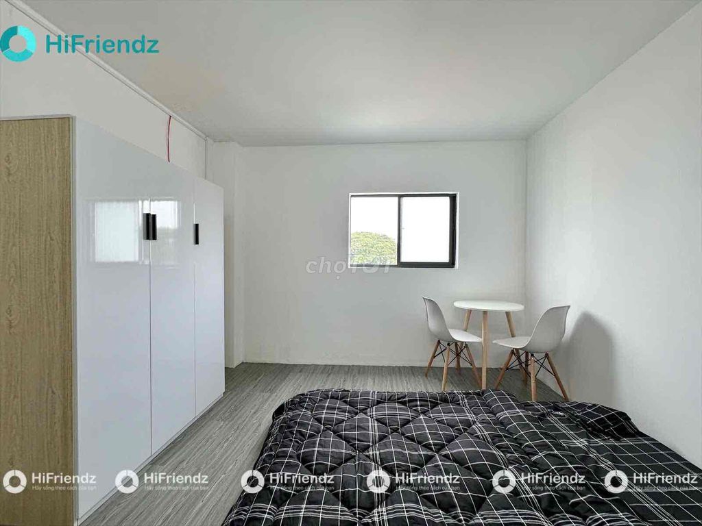 Two bedrooms. Five or six people close totte.