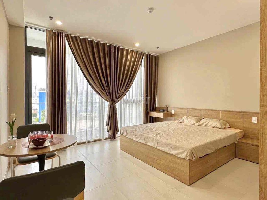 Studio Full High House in Bill Gardens.