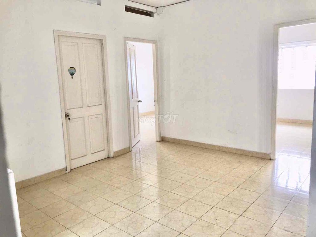 3 bedrooms 10.5 million in Tân Bình. The owner needs to rent the apartment quickly.