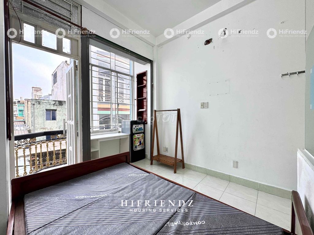 The super-looking balcony apartment.