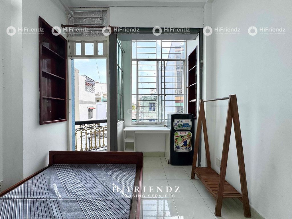The super-looking balcony apartment.