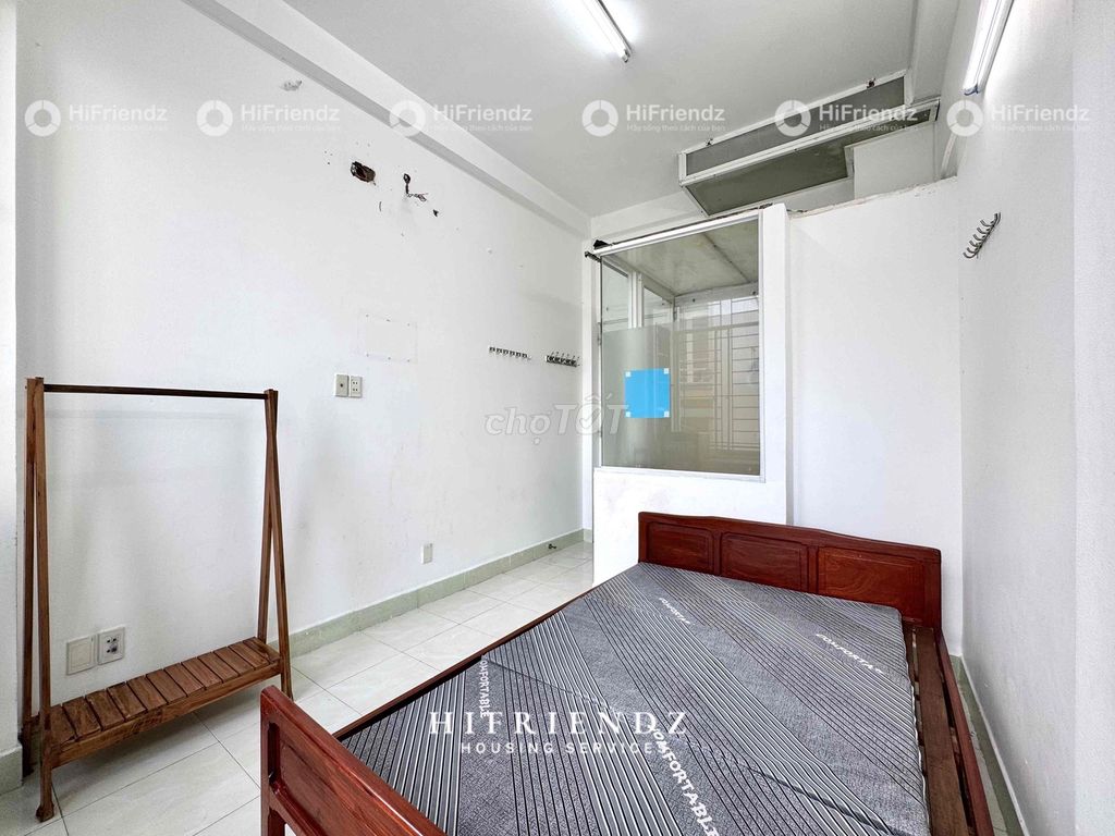 The super-looking balcony apartment.
