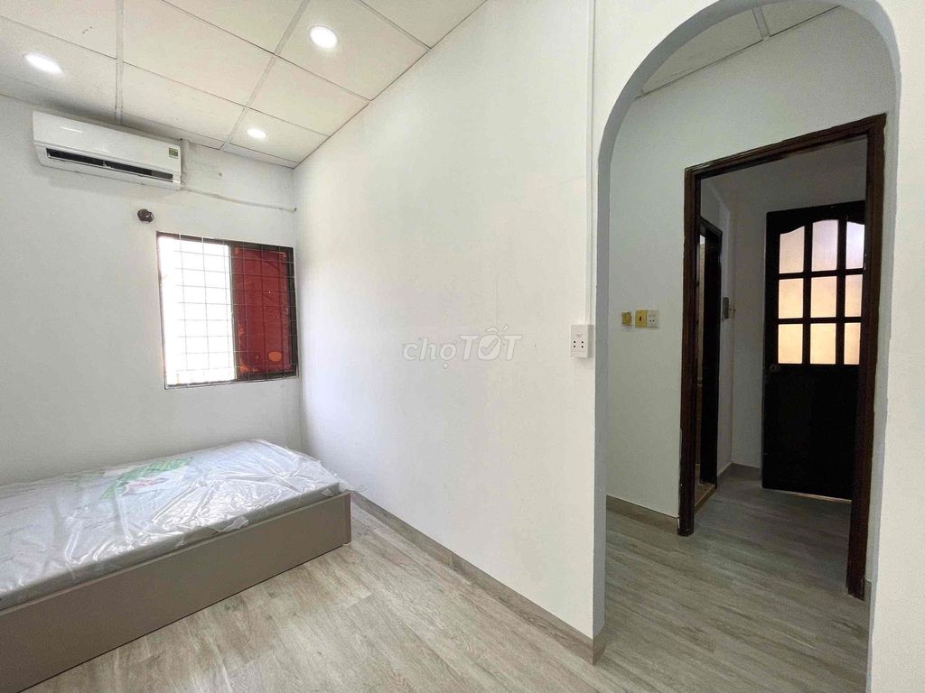 A kitchen bedroom with windows passing through District 1 nearby