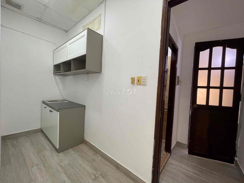 A kitchen bedroom with windows passing through District 1 nearby