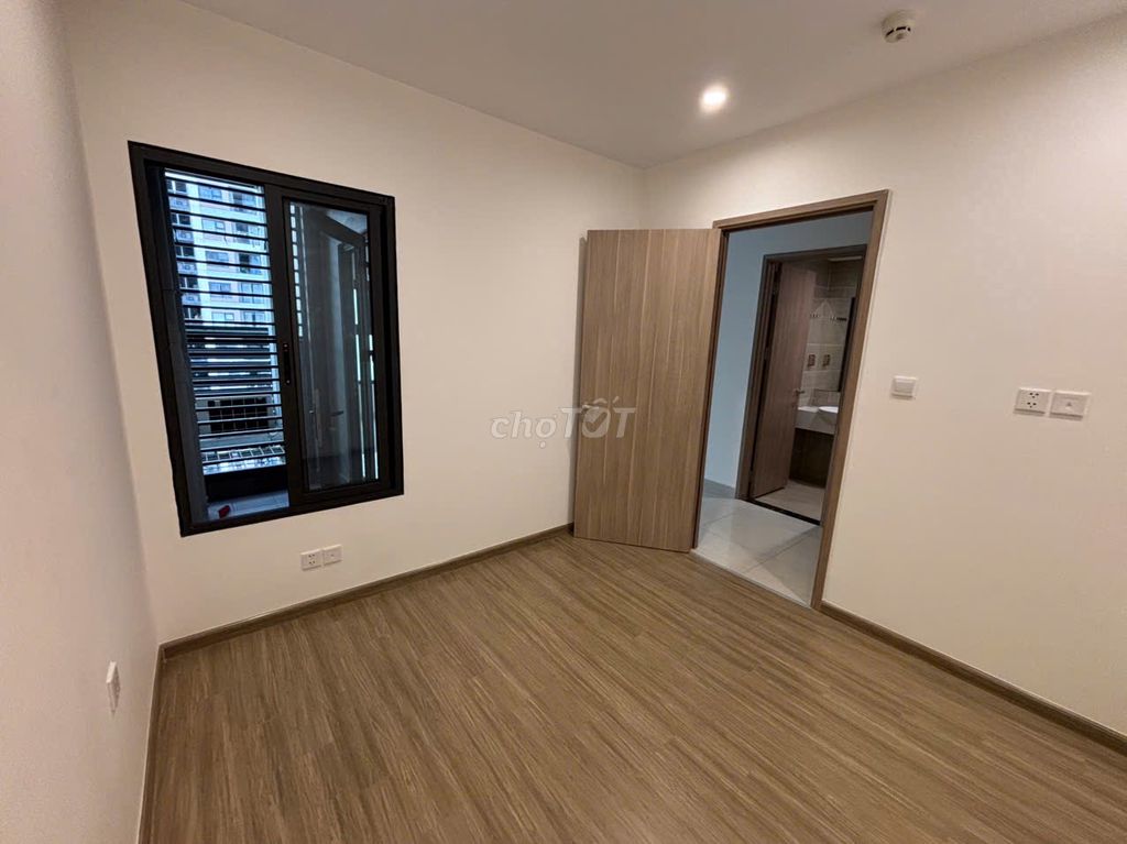 It's the owner who rents a Laomes bedroom close to the midtown 9-- 5.9 million.