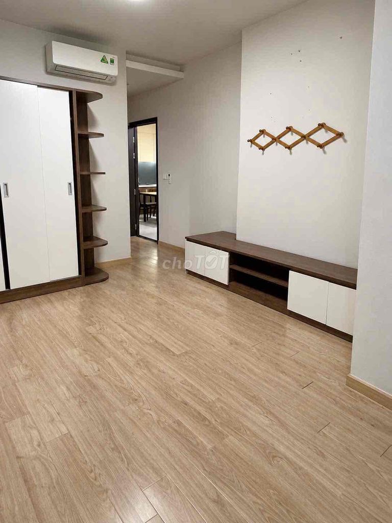 Rent a 90-foot corner A1 reverside apartment apartment building.