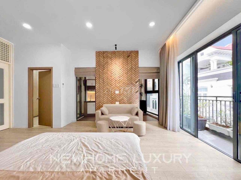 The top level of services is located in the center of Phú Nhuận.