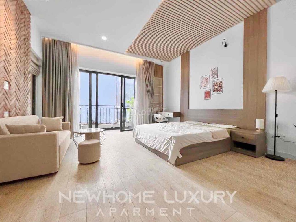 The top level of services is located in the center of Phú Nhuận.