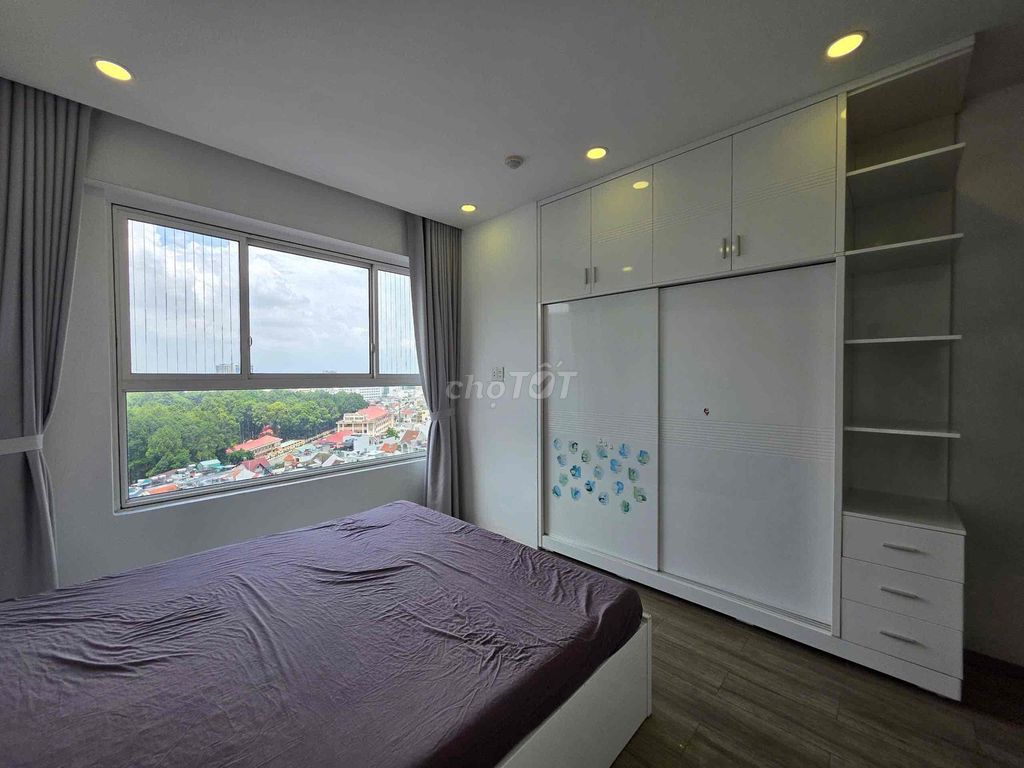 It's near the Home Park. Orchard Parkview apartment two bathrooms.