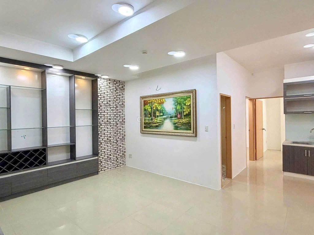 We'll rent gold. Two bedrooms. Two toilets. Eight million.