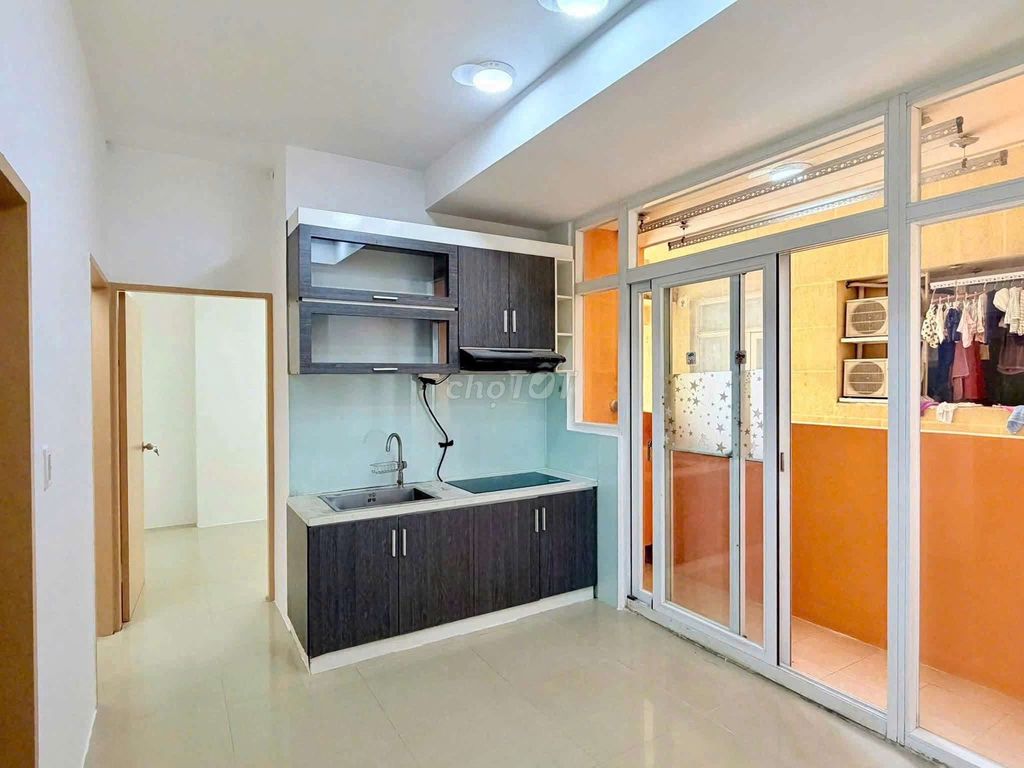 We'll rent gold. Two bedrooms. Two toilets. Eight million.