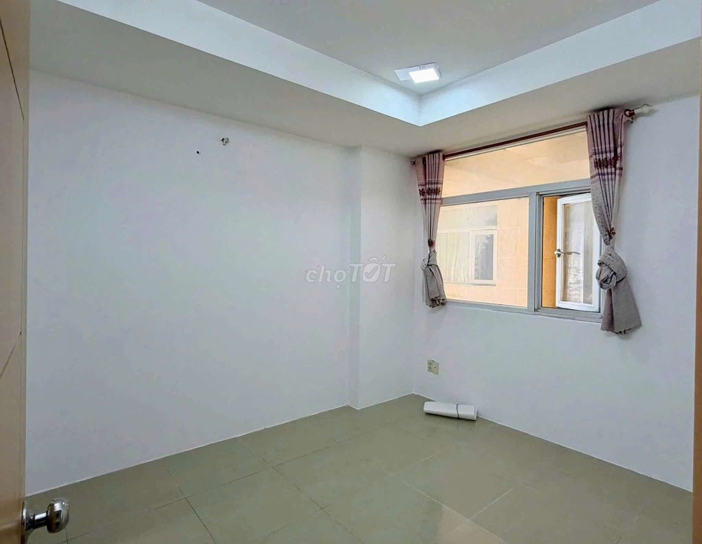 We'll rent gold. Two bedrooms. Two toilets. Eight million.