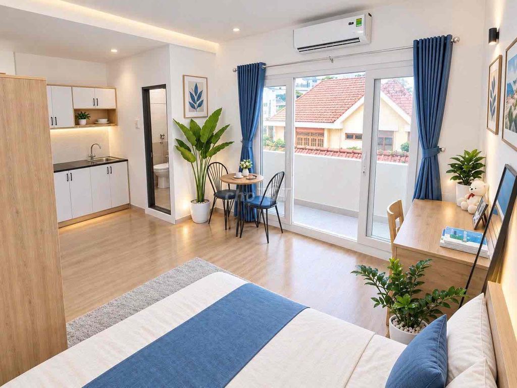 The balcony studio is 30 square feet from the House of Ophetel near the University of ueh.