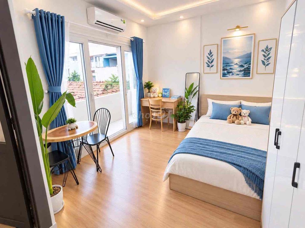 The balcony studio is 30 square feet from the House of Ophetel near the University of ueh.