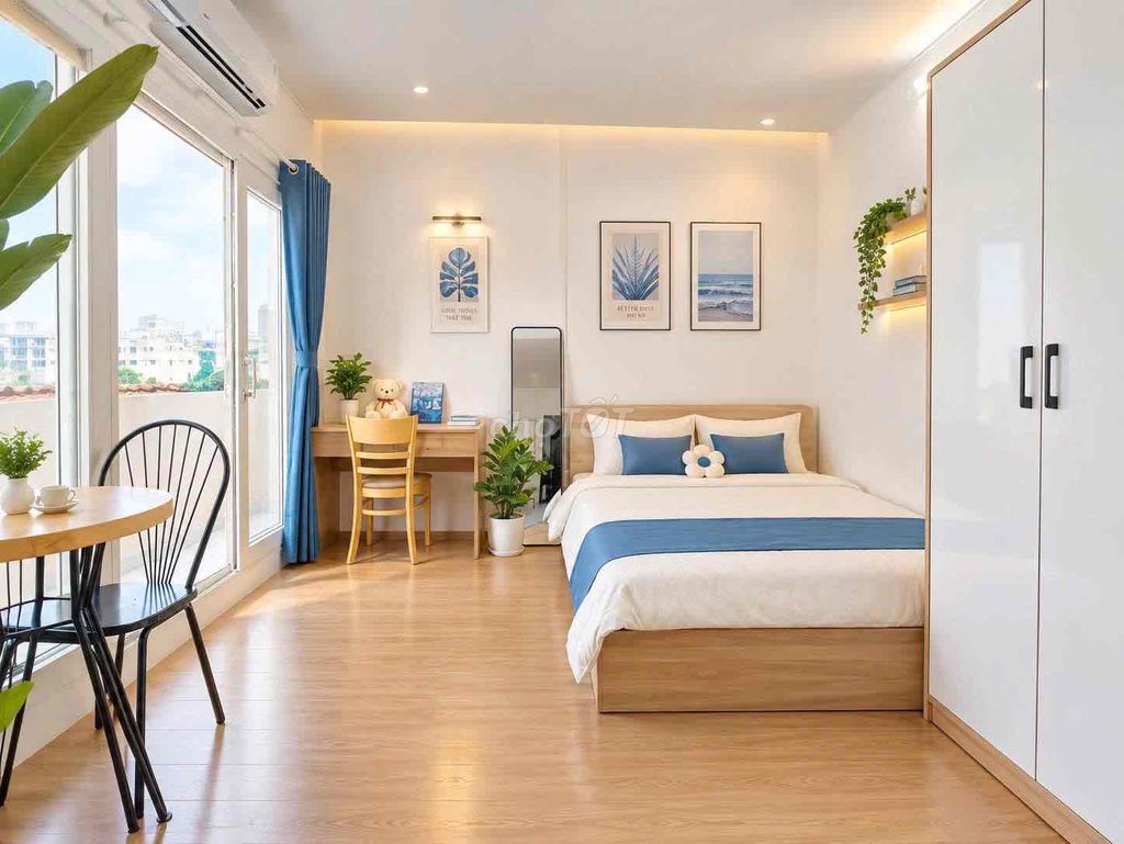 The balcony studio is 30 square feet from the House of Ophetel near the University of ueh.