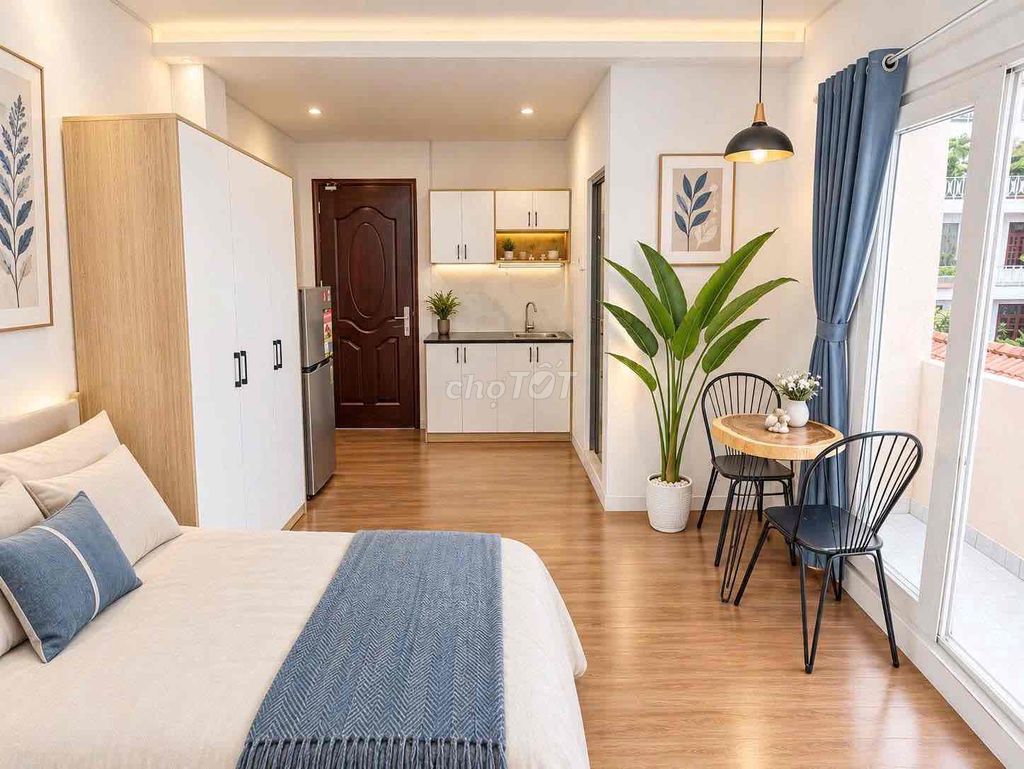 The balcony studio is 30 square feet from the House of Ophetel near the University of ueh.