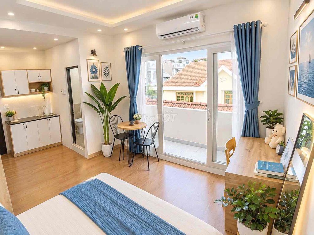 The balcony studio is 30 square feet from the House of Ophetel near the University of ueh.