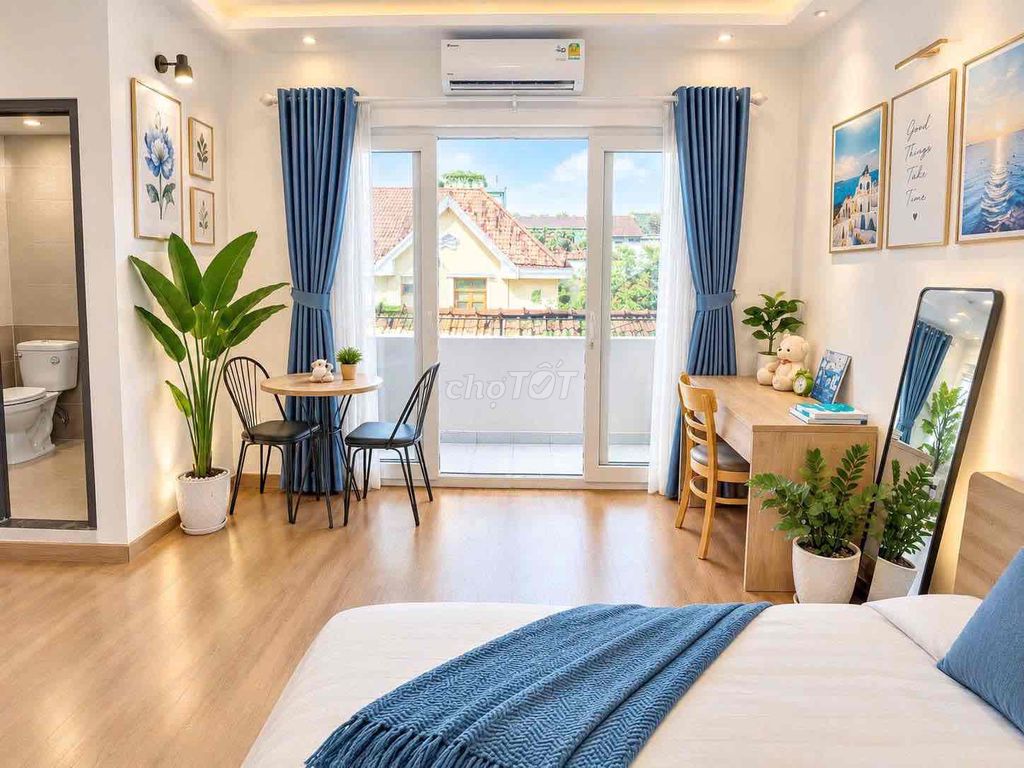 The balcony studio is 30 square feet from the House of Ophetel near the University of ueh.
