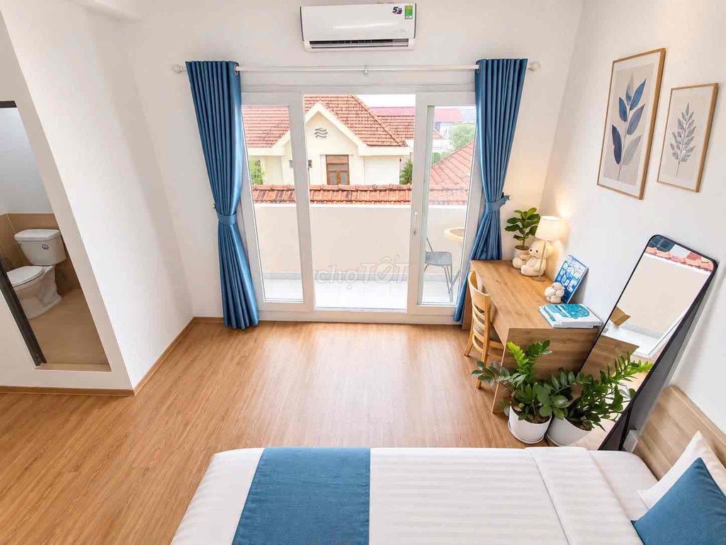The balcony studio is 30 square feet from the House of Ophetel near the University of ueh.