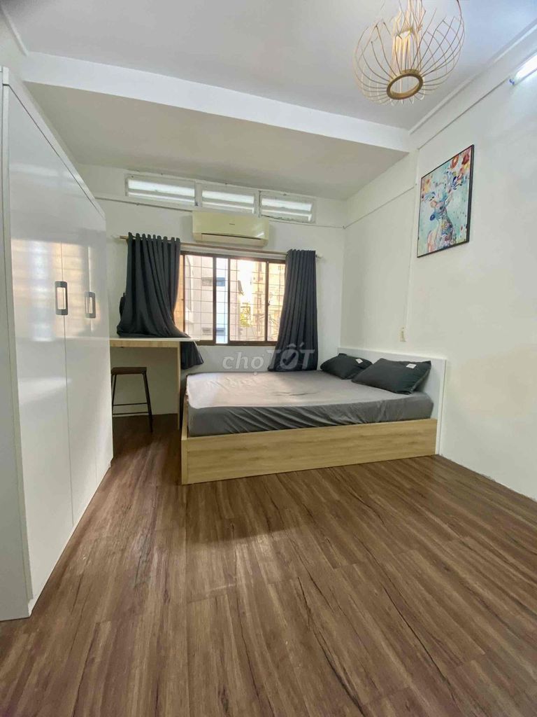 Get out of here! The window room is full of furniture right now. Nguyễn Cửu Vân!
