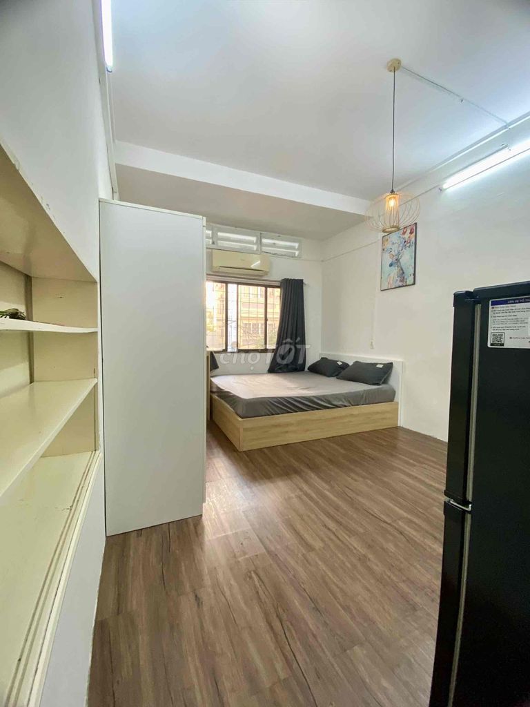 Get out of here! The window room is full of furniture right now. Nguyễn Cửu Vân!