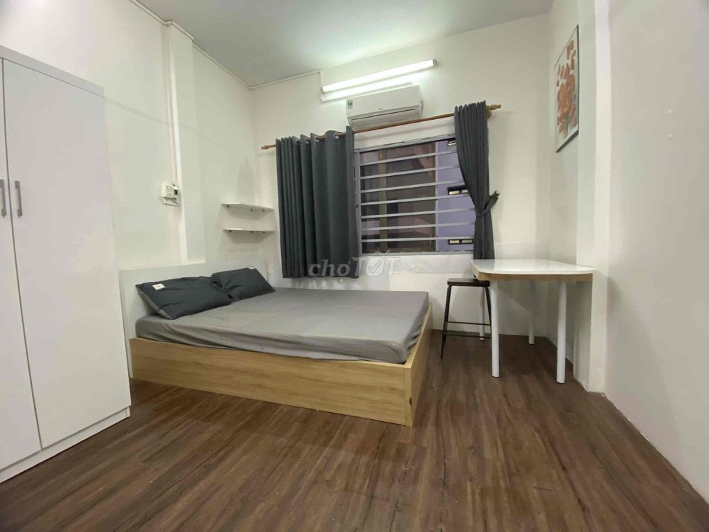 Get out of here! The window room is full of furniture right now. Nguyễn Cửu Vân!