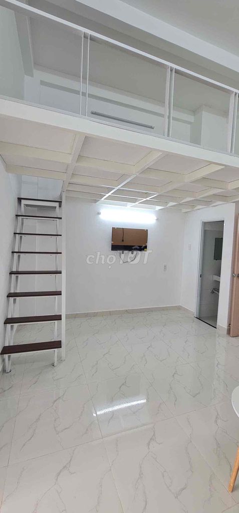 Dupex separates the balcony from Vĩnh Hội district 4