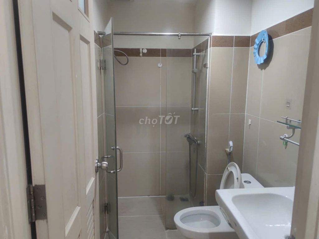 Rent an apartment out of Israel. Area 67 M, 2 bedrooms, 2 toilets, empty house. Eight million.