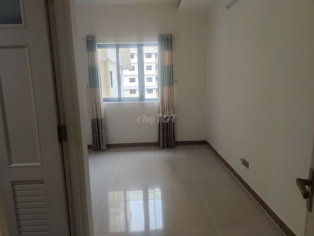 Rent an apartment out of Israel. Area 67 M, 2 bedrooms, 2 toilets, empty house. Eight million.