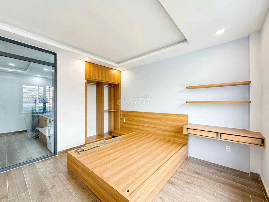 Rent a balcony bedroom, near the czar school.