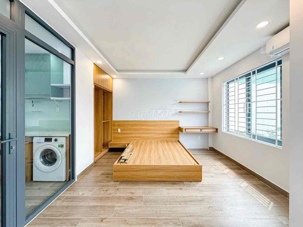 Rent a balcony bedroom, near the czar school.