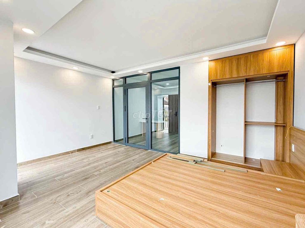 Rent a balcony bedroom, near the czar school.