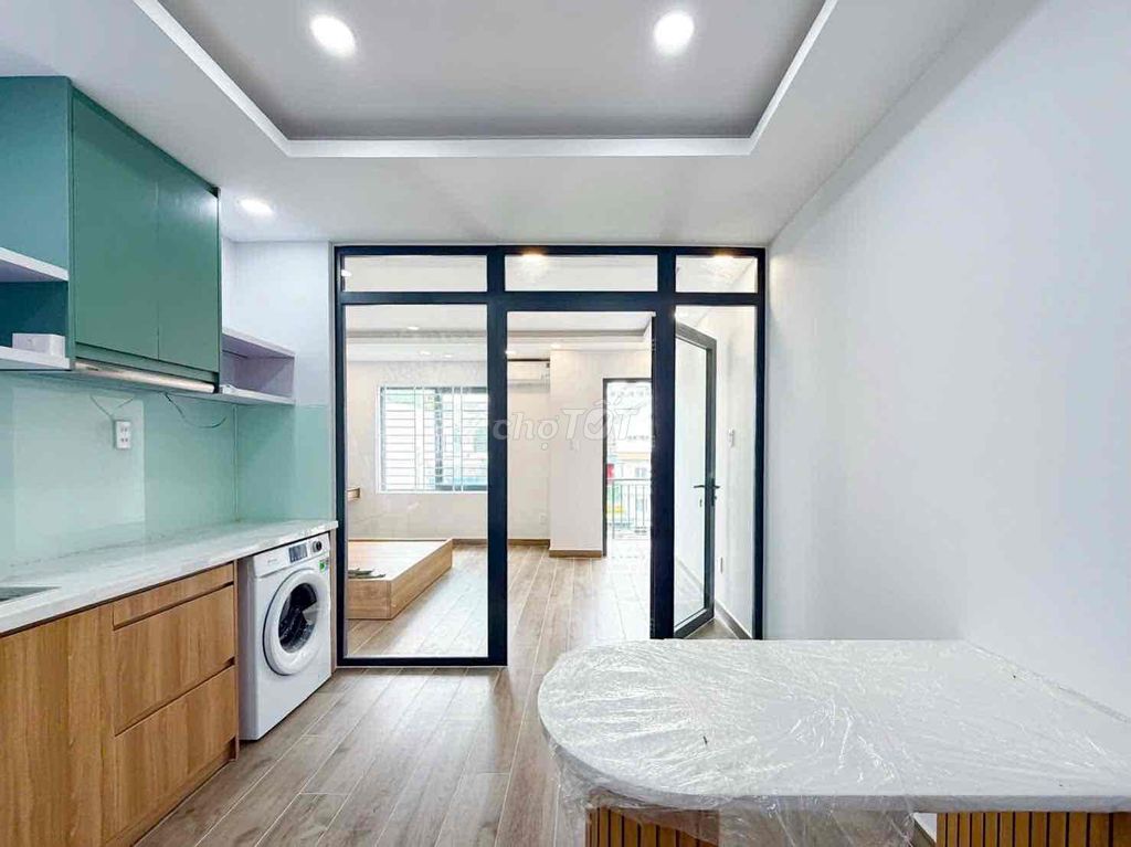Rent a balcony bedroom, near the czar school.