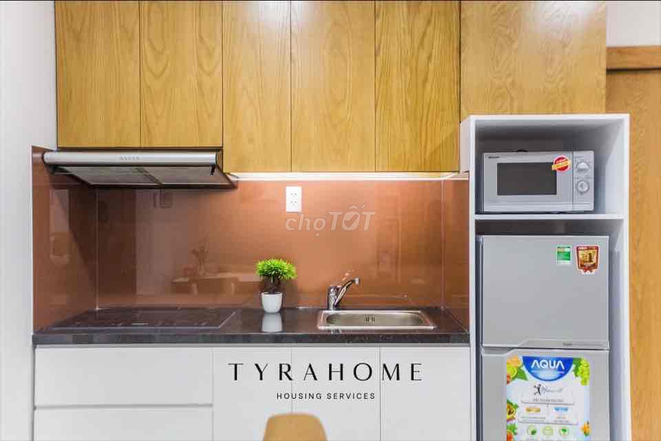 flat sightings close to the county. 3 is light, clean, easy to live in - full furniture.