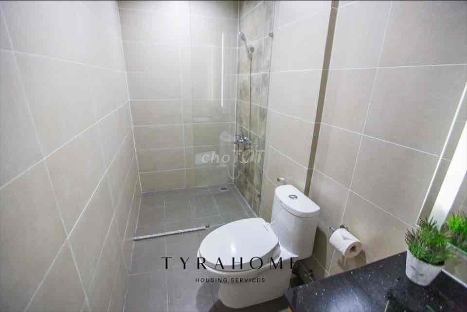 flat sightings close to the county. 3 is light, clean, easy to live in - full furniture.