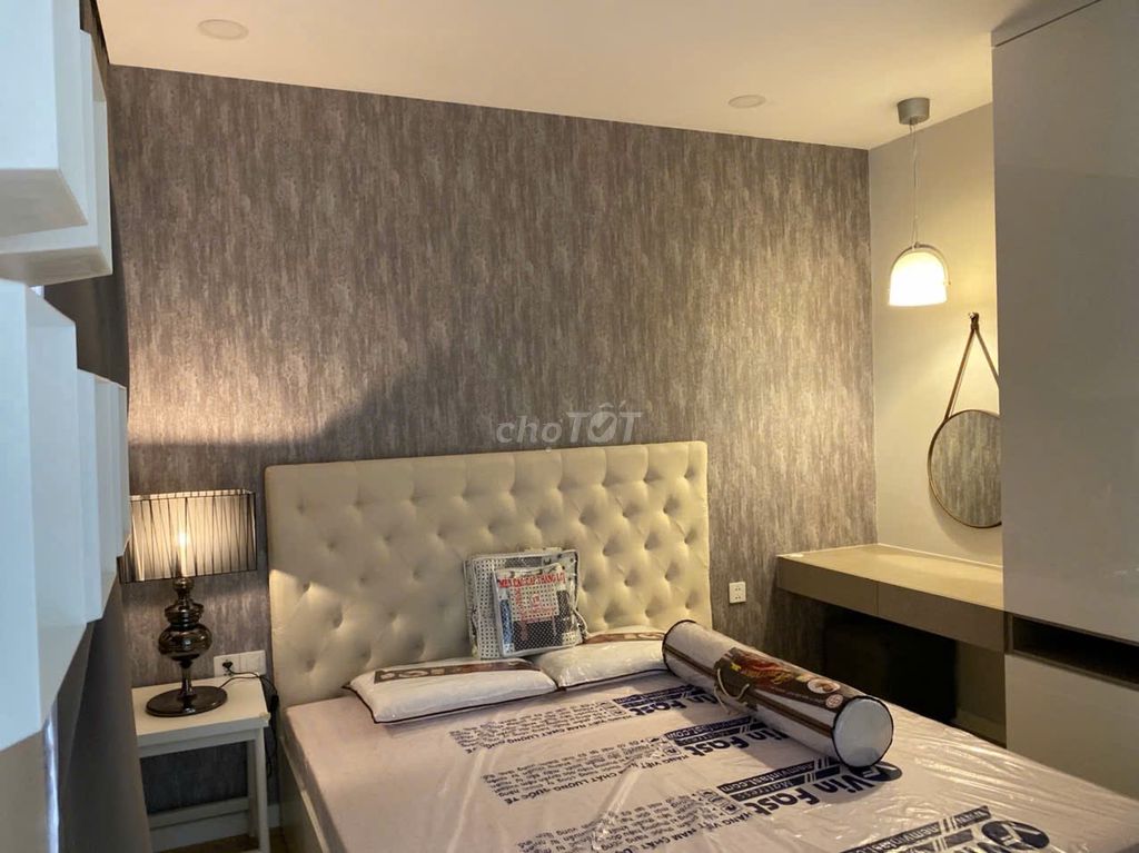 Mardi Gras rents a two-room apartment full of furniture good.