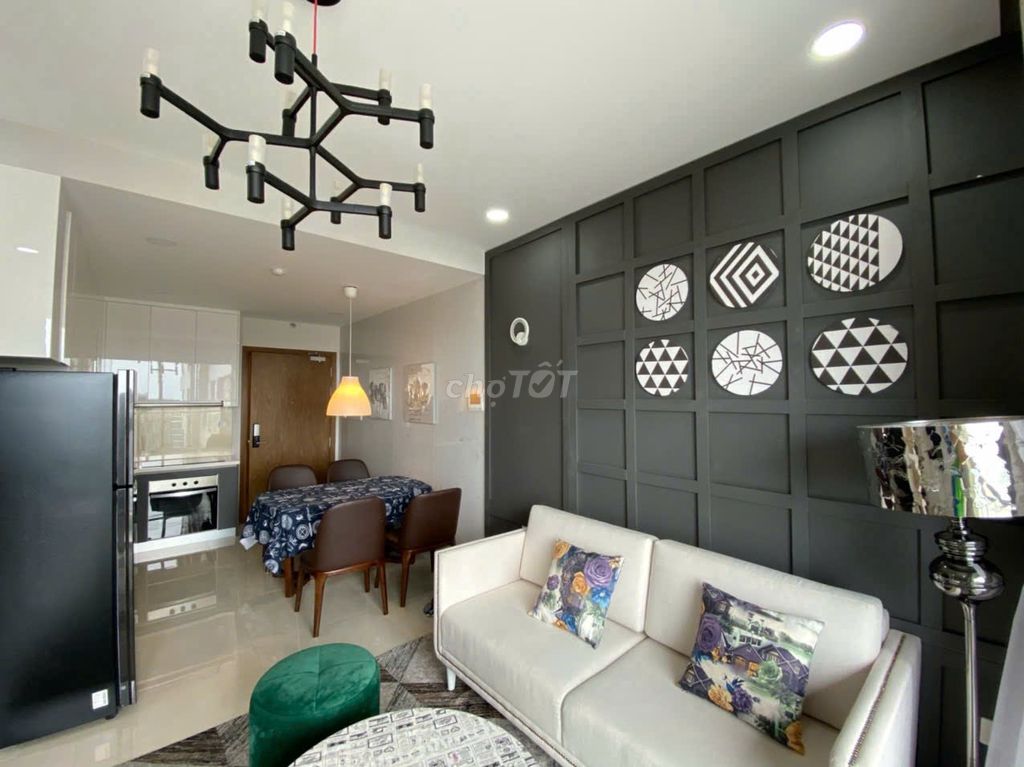 Mardi Gras rents a two-room apartment full of furniture good.