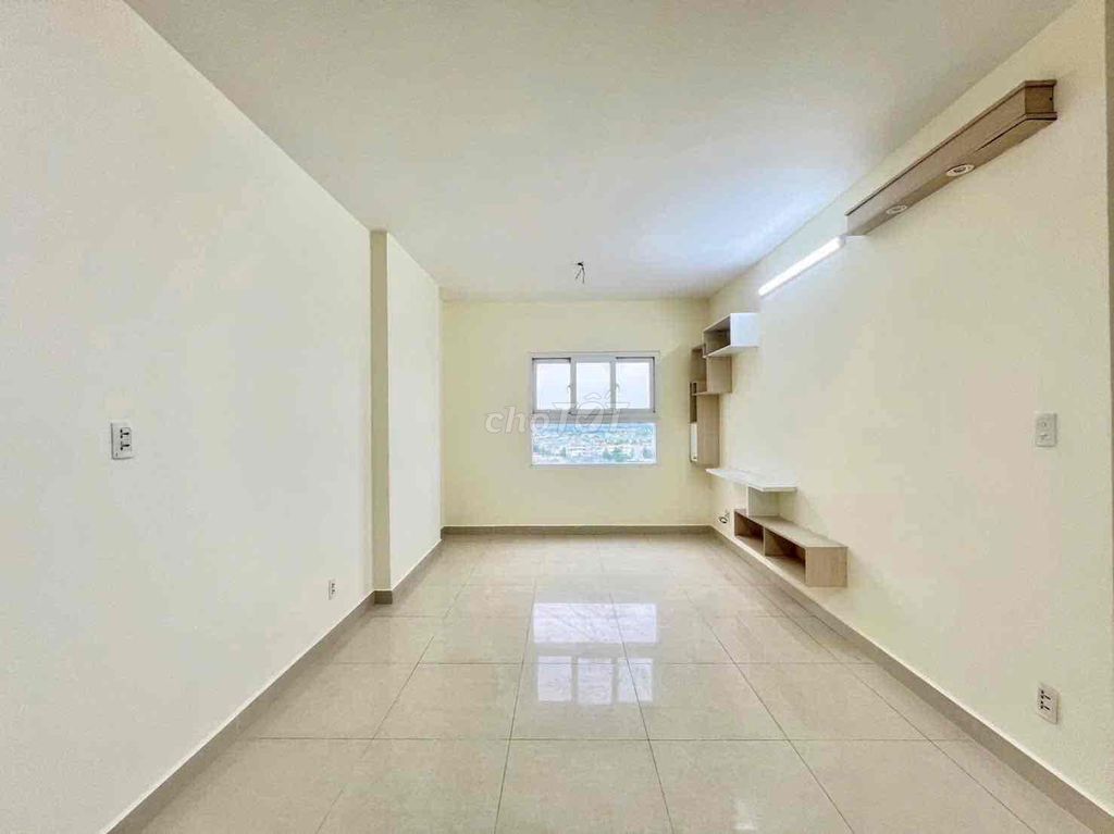 An Phú Đông apartment 2 bedroom 2 toilets, interiors like empty houses in the same place