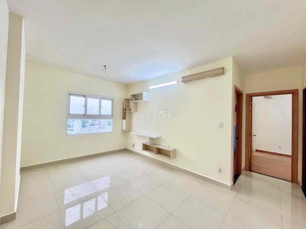 An Phú Đông apartment 2 bedroom 2 toilets, interiors like empty houses in the same place
