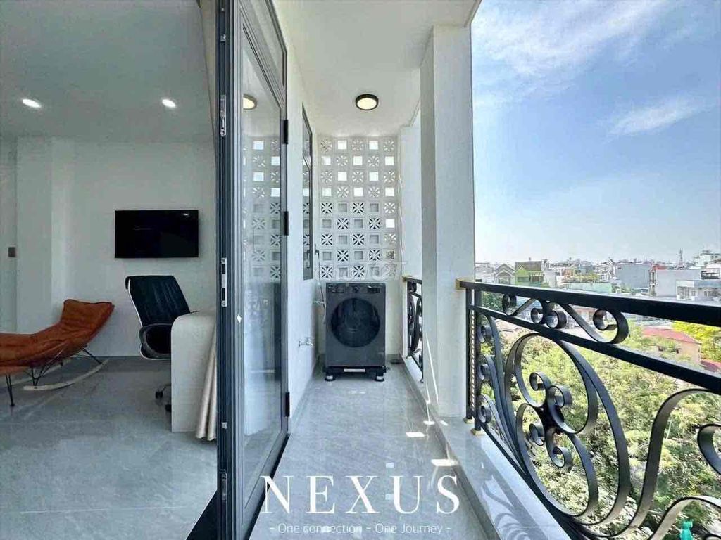 Get out of here! upper-level service apartment - full interior - right around democratic circles