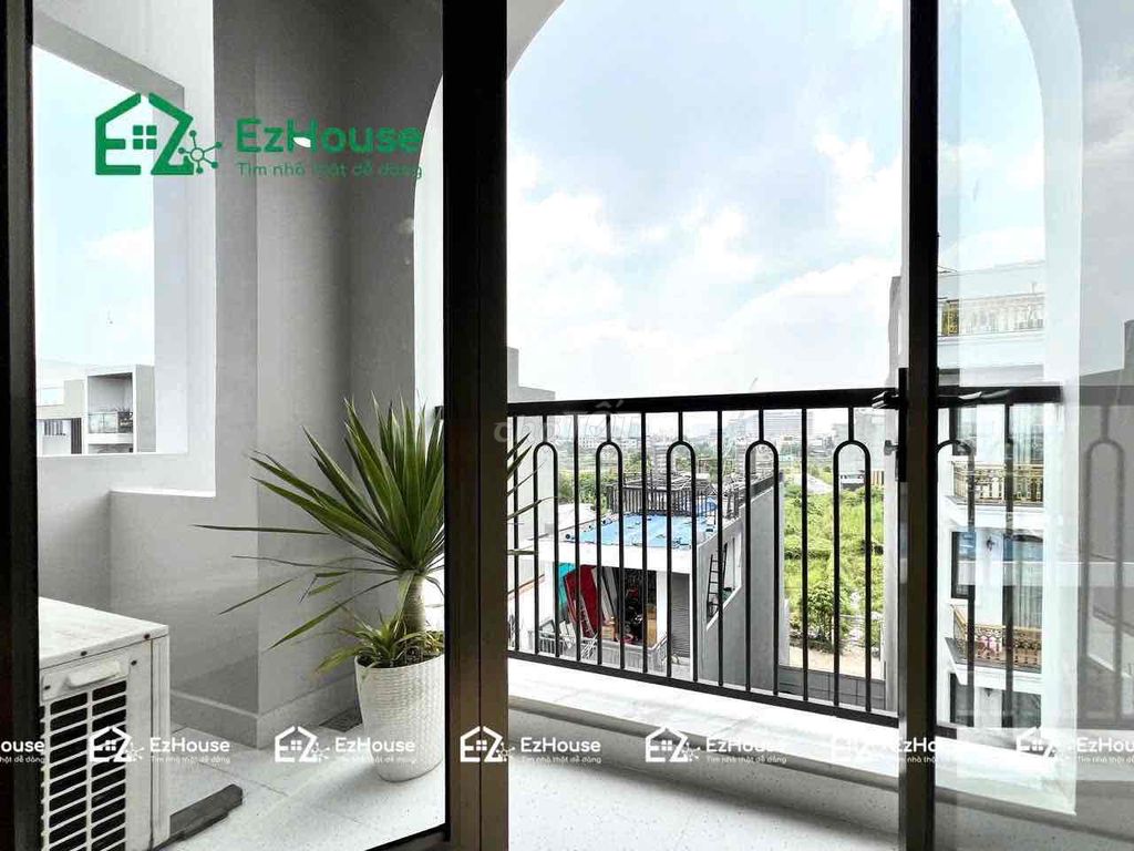 studio super - end Nguyễn Thái Sơn - large interior balcony