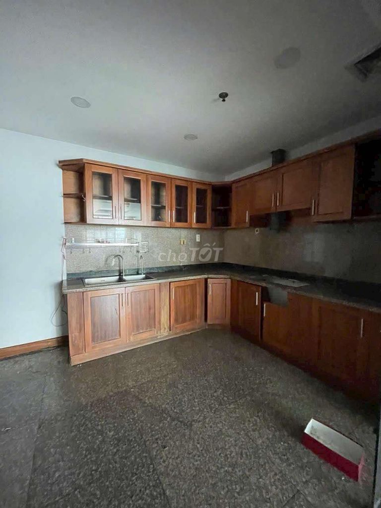 You need to rent out the Vietcong apartment, Tạ Quang Bửu, 8th place.