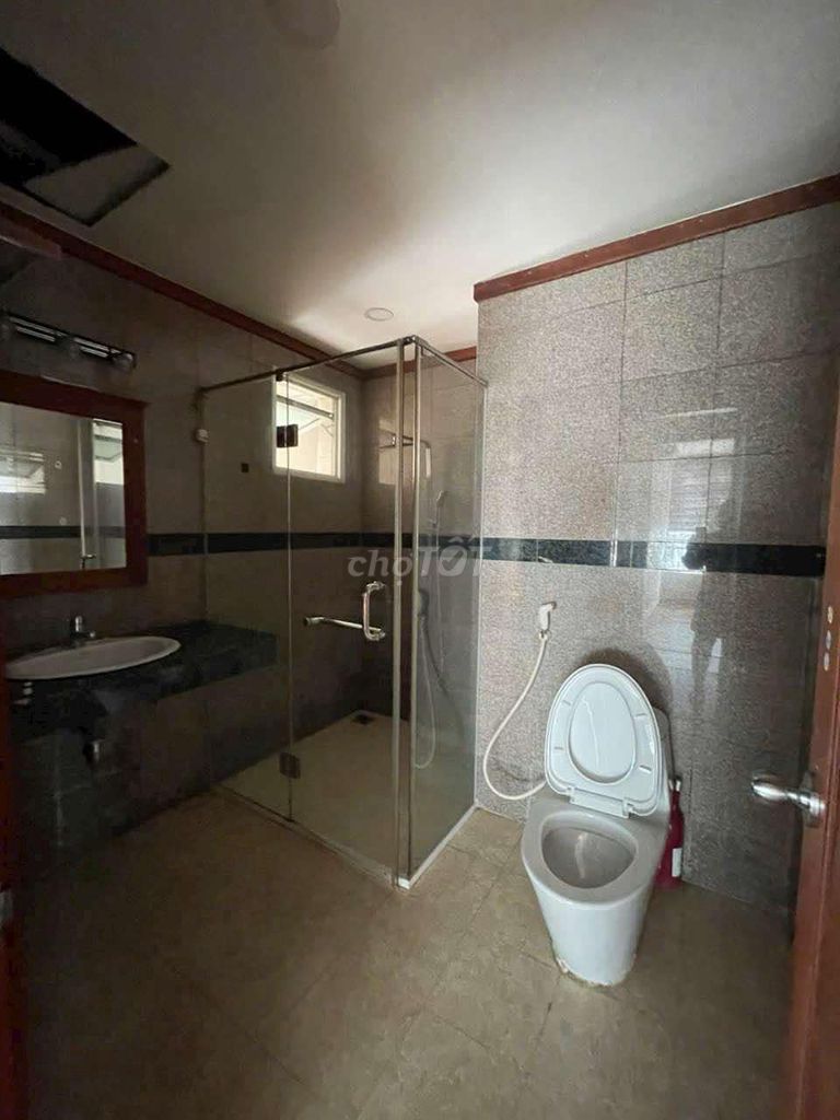 You need to rent out the Vietcong apartment, Tạ Quang Bửu, 8th place.