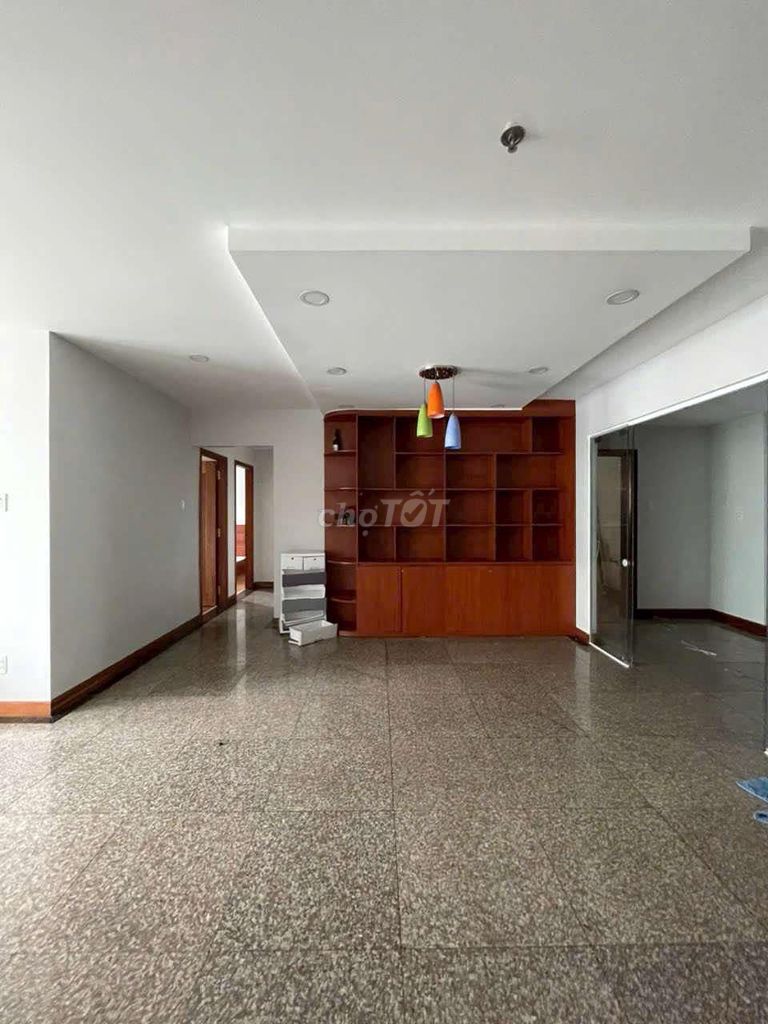 You need to rent out the Vietcong apartment, Tạ Quang Bửu, 8th place.
