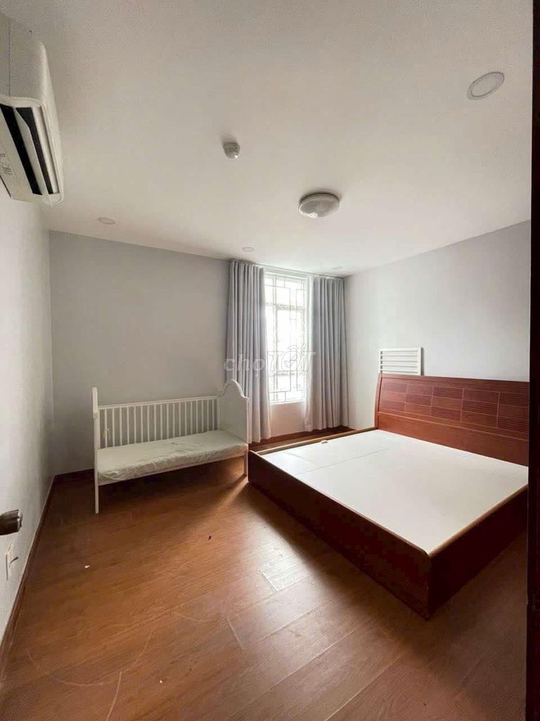 You need to rent out the Vietcong apartment, Tạ Quang Bửu, 8th place.