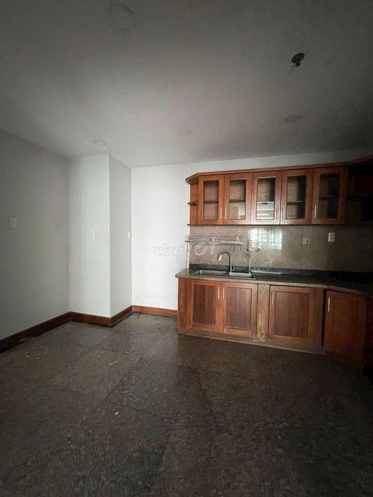You need to rent out the Vietcong apartment, Tạ Quang Bửu, 8th place.
