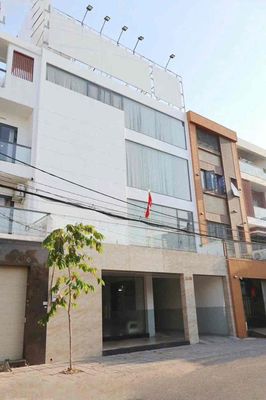 Rent a building on 59 B Street, area 10 x20 xd four. There's an elevator.