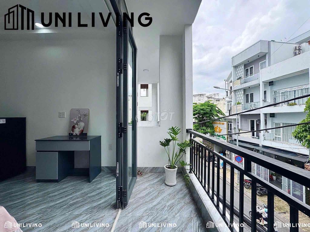 Rent the open balcony at Saigon Station 3.